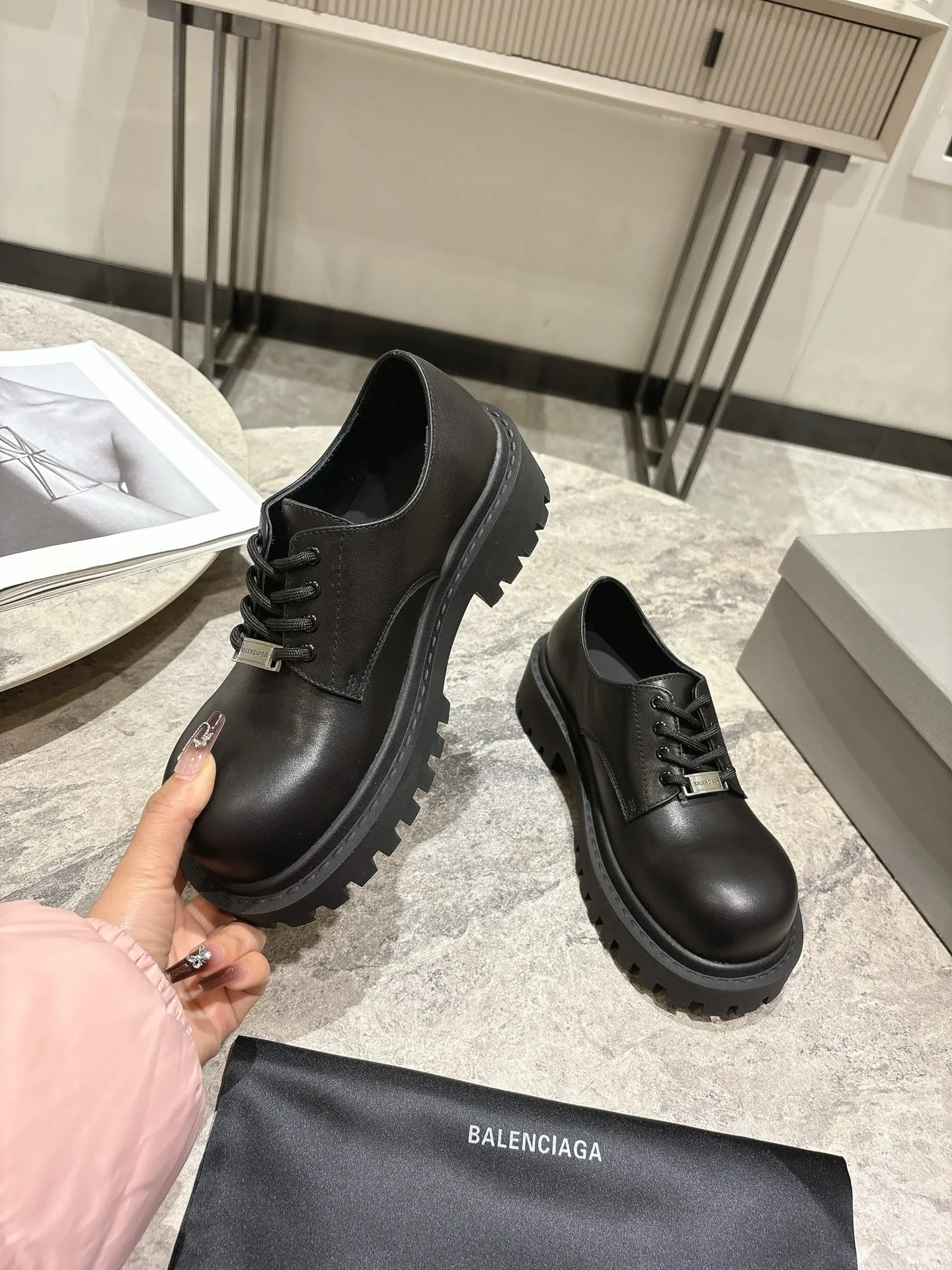 👟👟Ex-factory price 660👟👟 BALENCIAGA Balenciaga's new Stomper Derby big-toe derby shoes. This pair of shoes is simply a dark horse in this year's fashion circle. The exaggerated big-toe design makes people fall in love at first sight! 💖 When I first saw it, I was attracted by the big B logo. It’s so recognizable! Wear it, whether paired with skinny jeans or wide-leg pants, you can easily style it and look extremely fashionable! The double B decorative buckle is hand-inlaid with pure copper hardware. ▪Fabric: original full-grain cowhide. ▪Inner feet: water-dyed cowhide. ▪Sole: original rubber outsole.